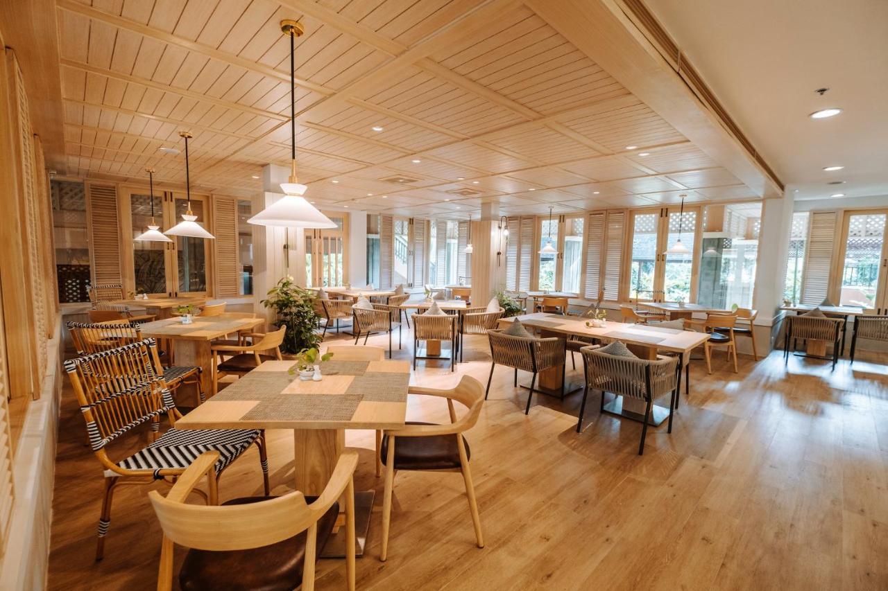 Khaolak Merlin Resort Khao Lak Exteriör bild The dining room at the 2018-opened restaurant