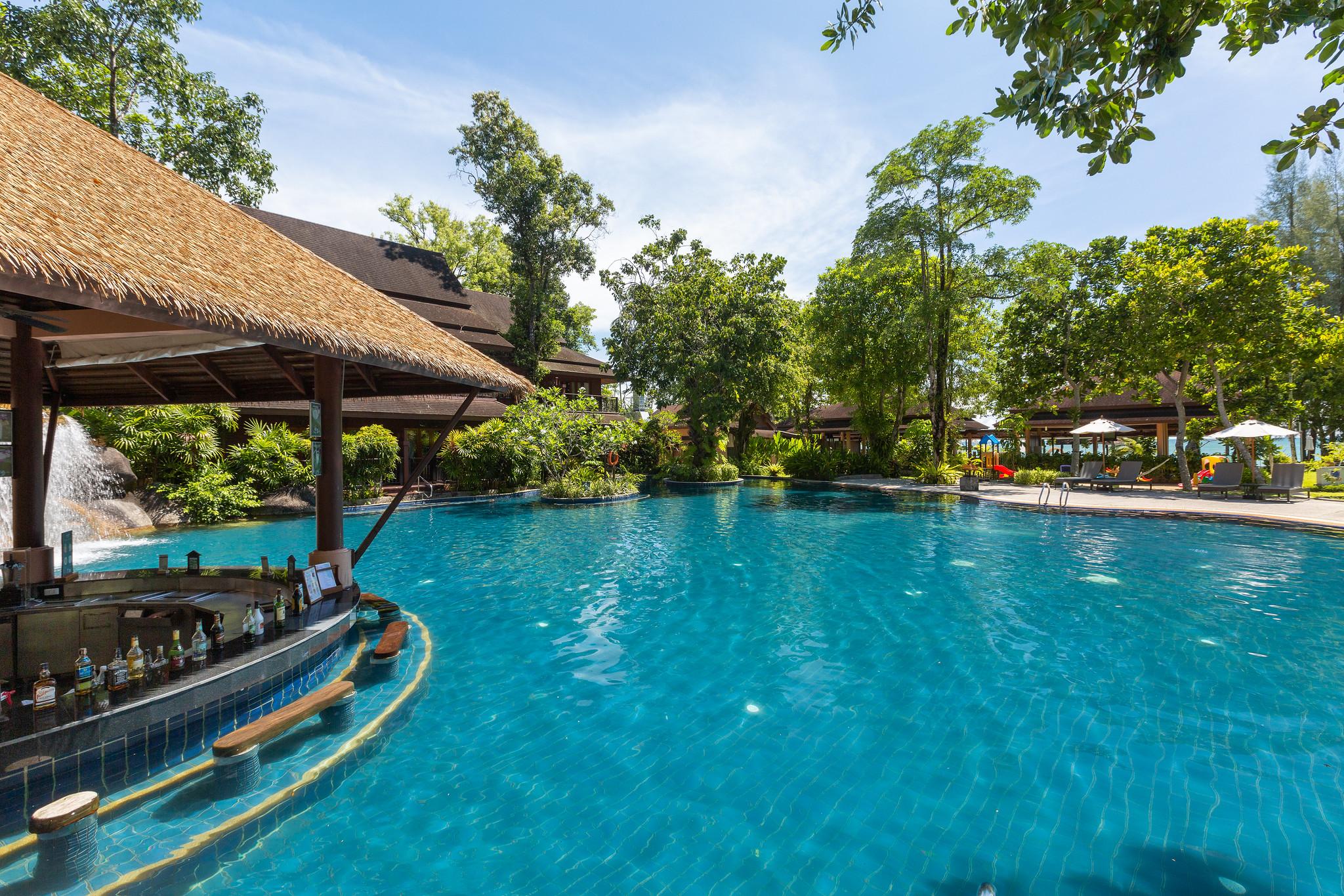 Khaolak Merlin Resort Khao Lak Exteriör bild The swimming pool at the resort