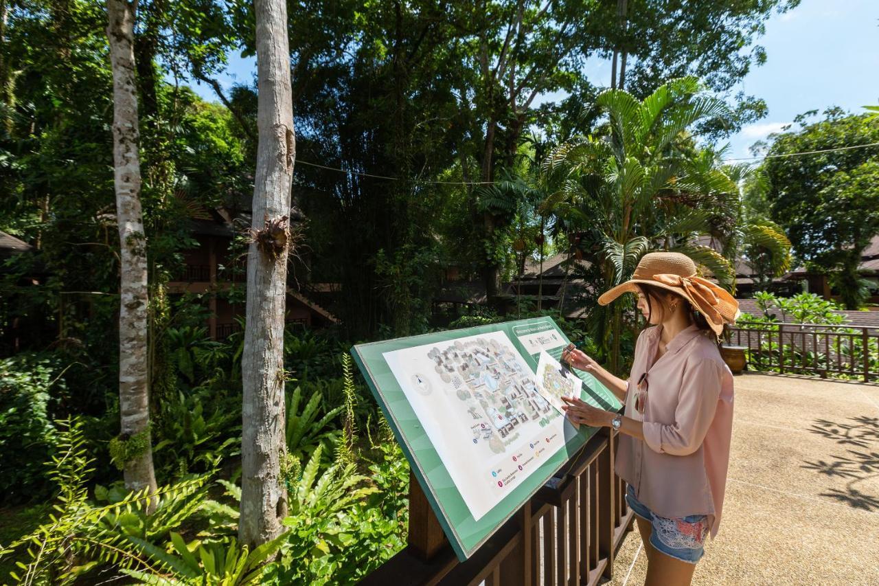 Khaolak Merlin Resort Khao Lak Exteriör bild Visitor checking the map