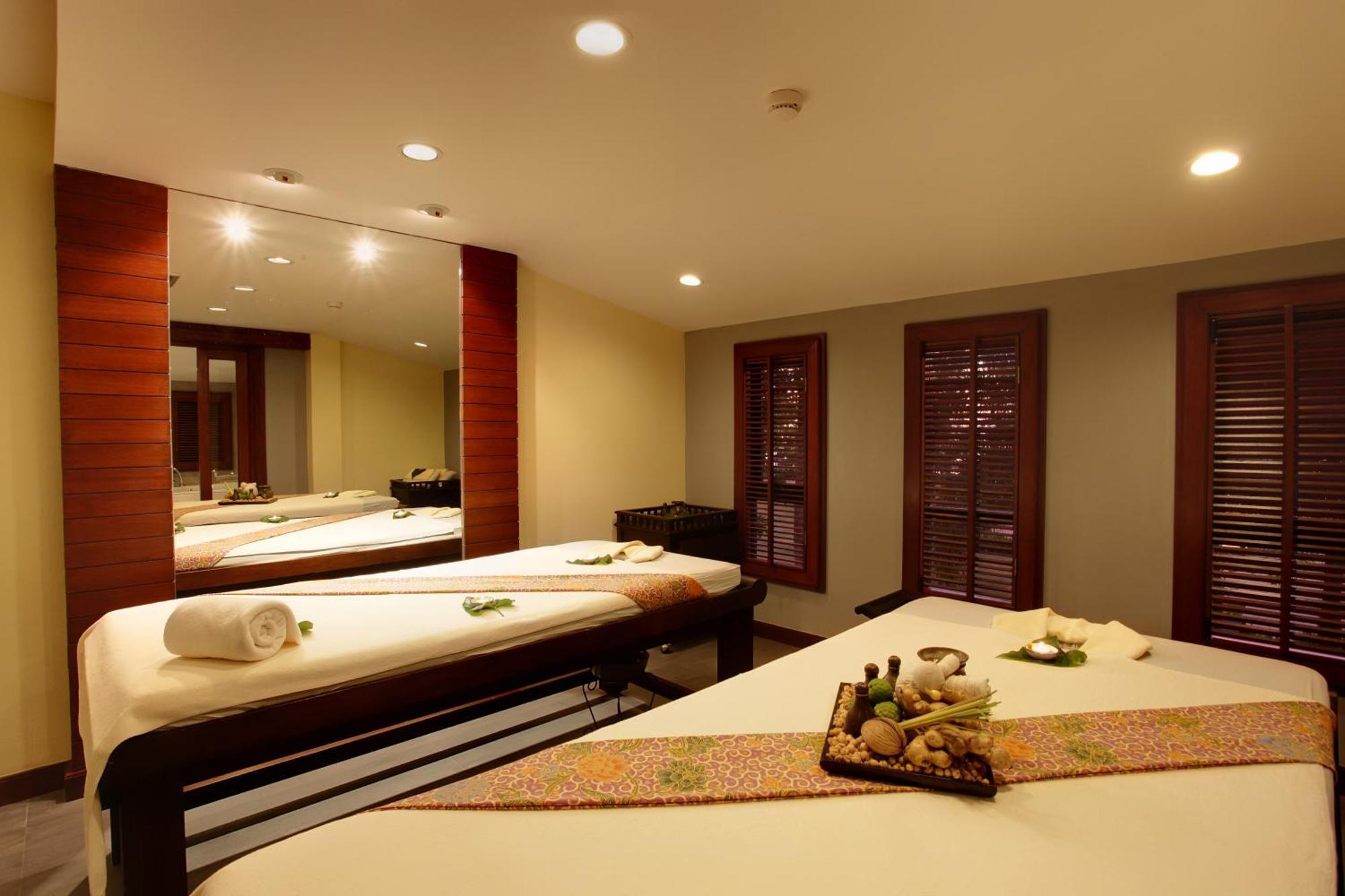 Khaolak Merlin Resort Khao Lak Exteriör bild A spa treatment room