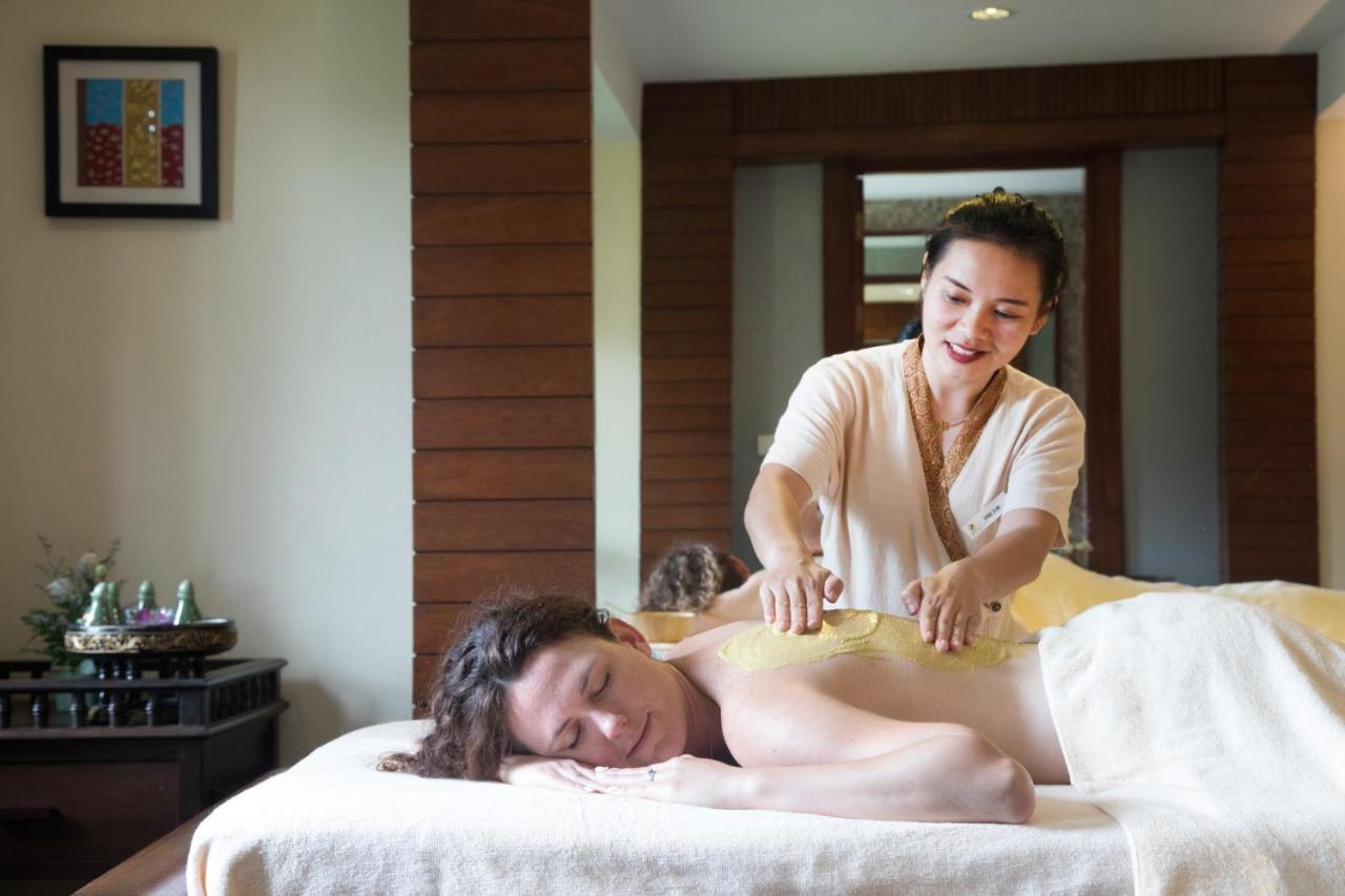 Khaolak Merlin Resort Khao Lak Exteriör bild A woman receiving a massage